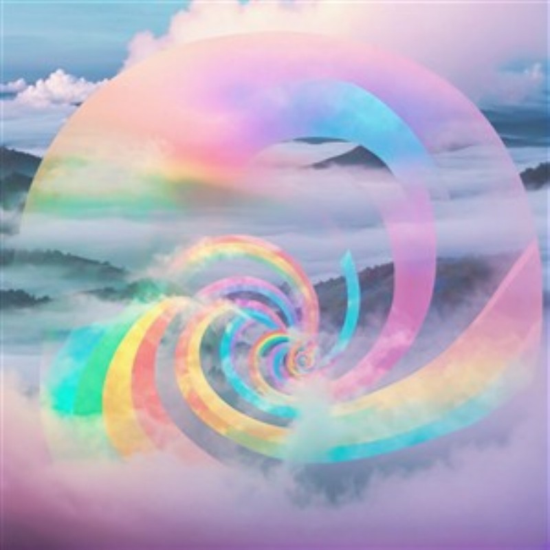 Svævende Spiral af Farver - Oplev en drømmende farvegradient, der spiralerer over tågede bjerge og skaber en magisk atmosfære. Dette abstrakte kunstværk tilføjer liv og charme til ethvert rum.